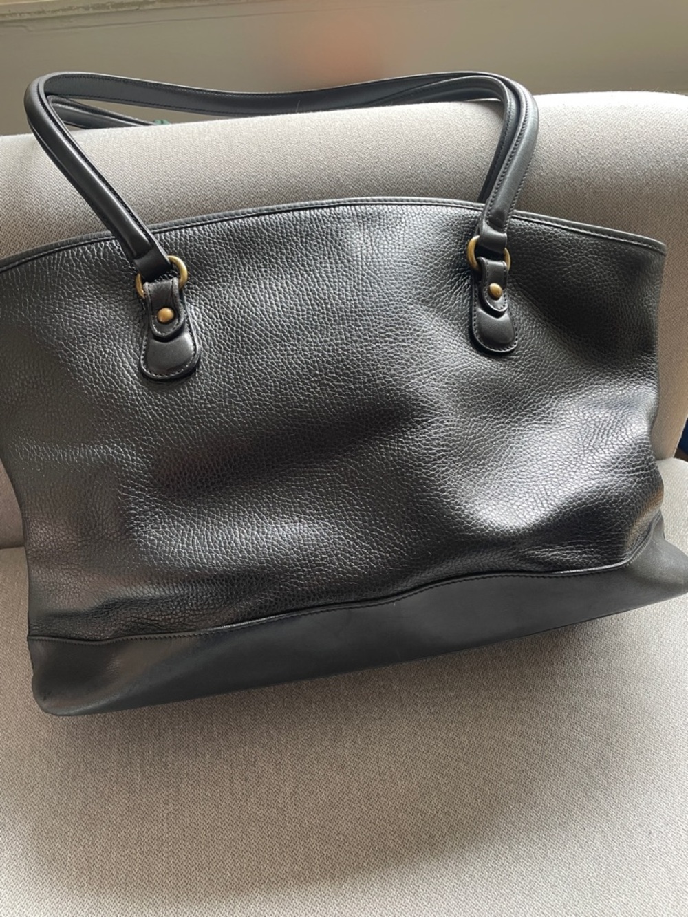 Coach Classic Black Leather Tote Bag - Everyday Carry with zipper close